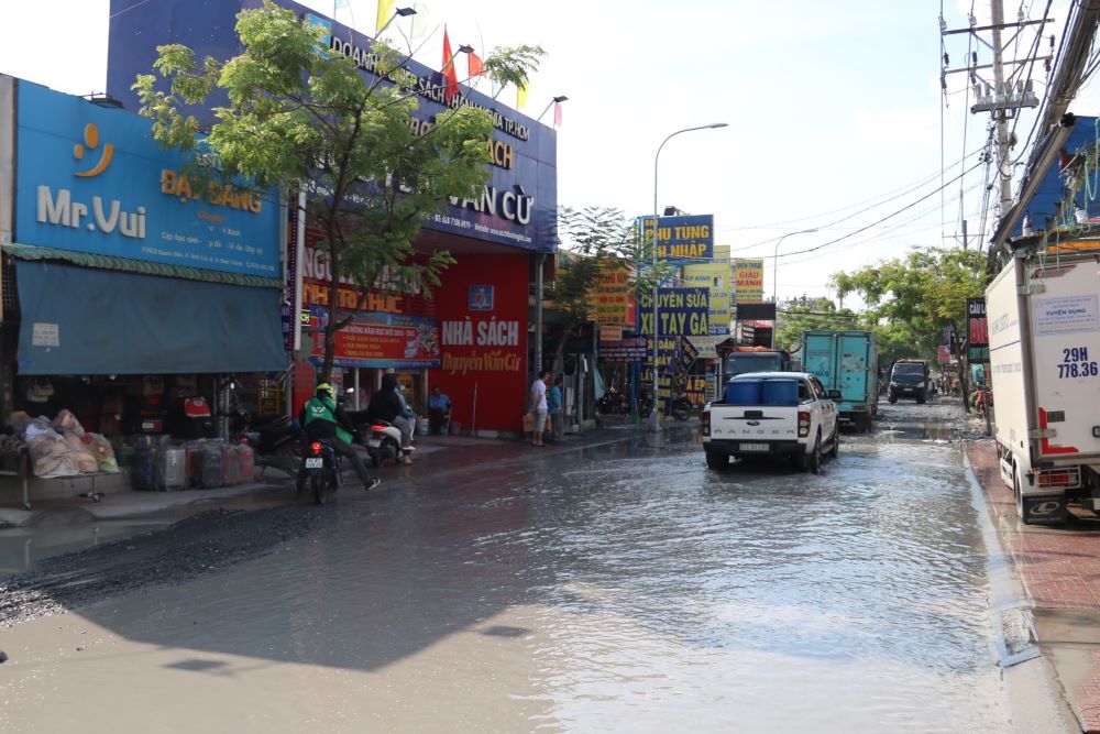 Mặt đường đã bị hư hỏng, bong tróc nặng, tạo thành những “ổ gà, ổ voi” nằm chi chít nhau.