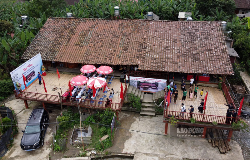 Nhà sàn 9 gian có tuổi đời hơn 100 năm tuổi. Ảnh: Tân Văn.