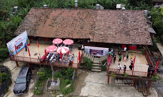 Nhà sàn 9 gian có tuổi đời hơn 100 năm tuổi. Ảnh: Tân Văn.