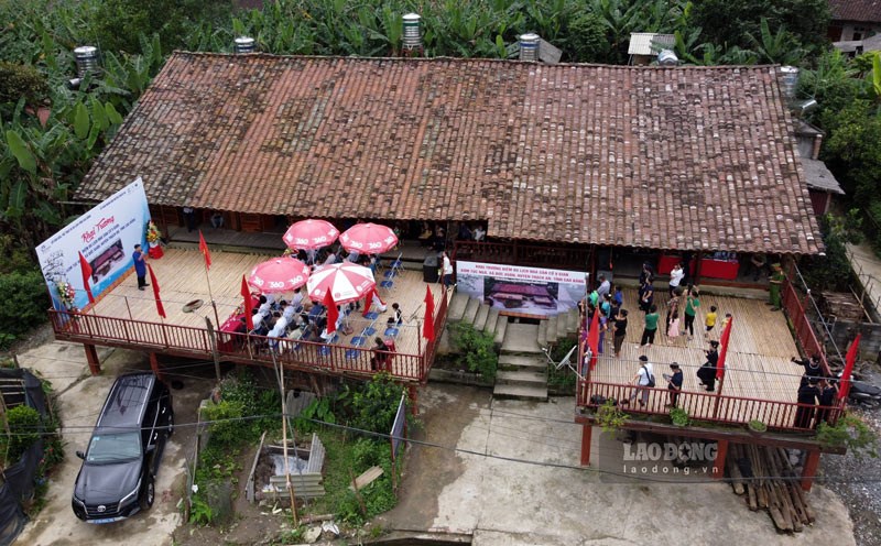 Nhà sàn 9 gian có tuổi đời hơn 100 năm tuổi. Ảnh: Tân Văn.