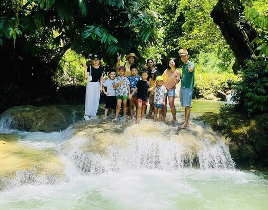 Du khách tìm đến thác Mu trốn nóng. Ảnh: Bùi Thị Lệ