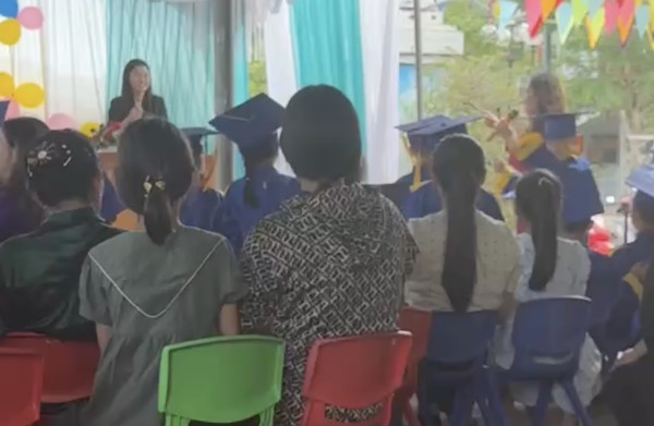 Hiệu trưởng chỉ mặt Hội trưởng hội phụ huynh trong lễ tổng kết năm học. Ảnh: Cắt từ video