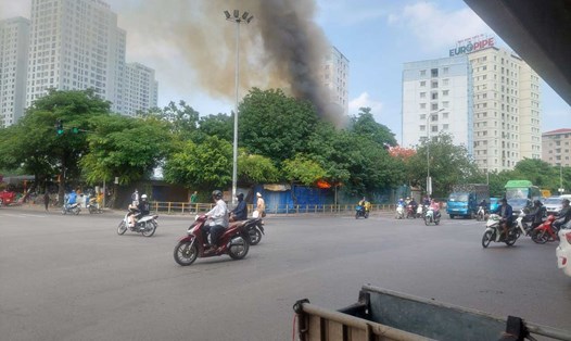 Cháy lớn tại một căn nhà tạm tại Hà Nội. Ảnh: Đặng Tiến