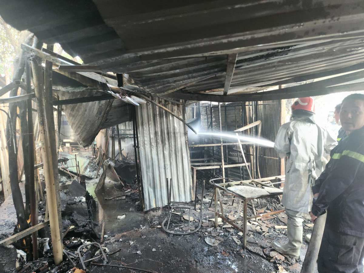 Bên trong vụ cháy tại căn nhà tạm ở Hà Nội. Ảnh: Đặng Tiến