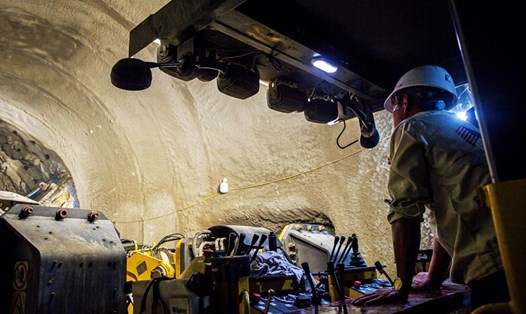 Tập đoàn Đèo Cả đã đưa 10 thiết bị chuyên dụng và 40 nhân sự vào khắc phục sự cố sạt lở hầm đường sắt Bắc - Nam qua tỉnh Phú Yên. Ảnh: Thế Sơn