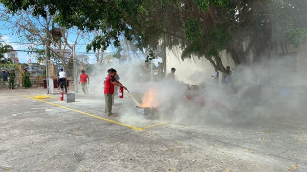 Trật tự thôn có bằng đại học sẽ được hưởng nhiều ưu đãi. Ảnh: Công an Sóc Trăng