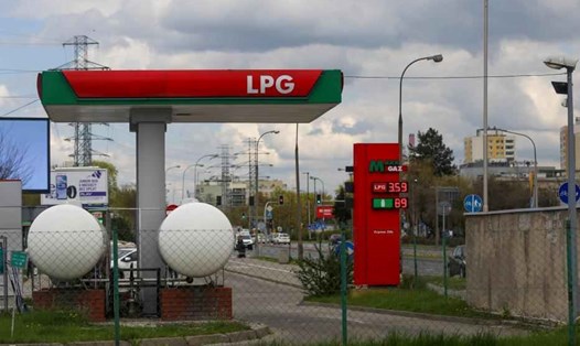 Một trạm xăng dầu hóa lỏng ở Warsaw, Ba Lan. Ảnh: Xinhua