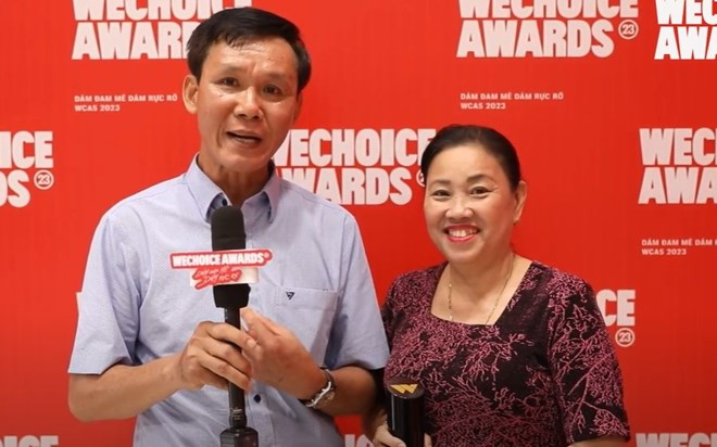 Bố mẹ Trần Thị Thanh Thuý tại lễ trao giải WeChoice Awards 2023. Ảnh cắt từ video 