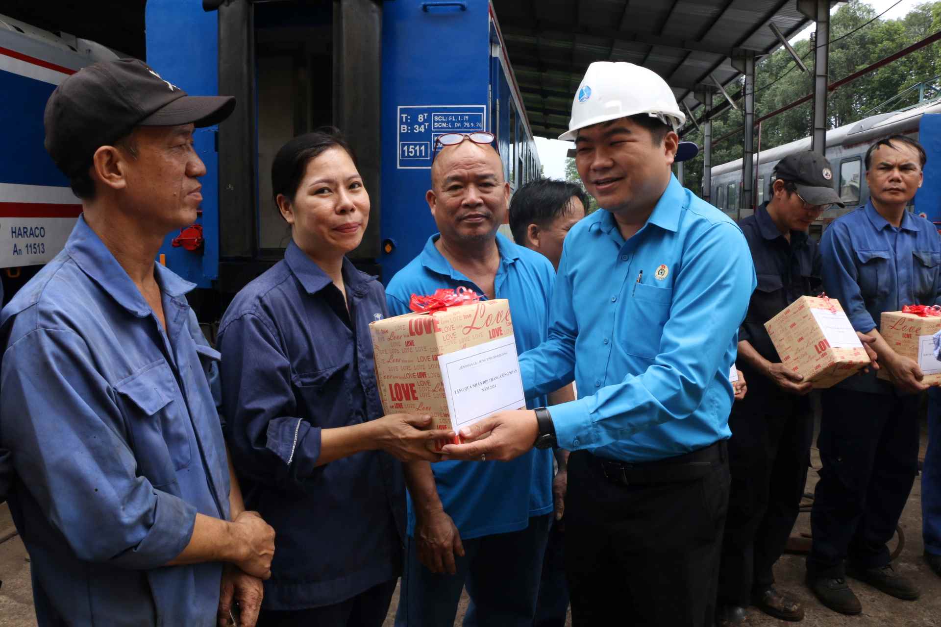  ông Nguyễn Tấn Đạt - Phó Chủ tịch LĐLĐ tỉnh trao hỗ trợ cho công nhân lao động. Ảnh: CĐBD