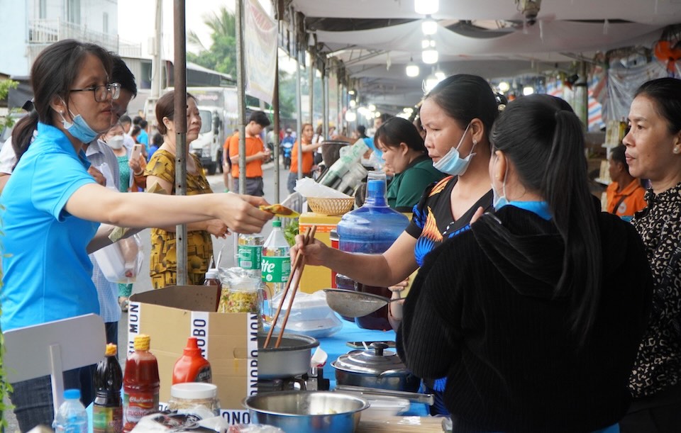 Đông đảo đoàn viên, công nhân lao động tham quan, mua sắm tại phiên chợ. Ảnh: Lưu Hùng