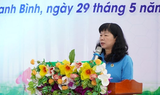Bà Huỳnh Thị Tuyết Vui - Chủ tịch Liên đoàn Lao động tỉnh Đồng Tháp - phát biểu khai mạc phiên chợ. Ảnh: Lưu Hùng