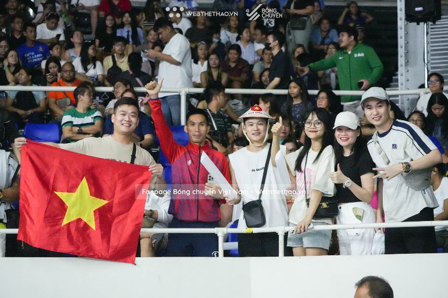 Người hâm mộ cổ vũ tuyển bóng chuyền nữ Việt Nam ở AVC Challenge Cup 2024. Ảnh: Bóng chuyền Việt Nam
