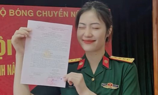 Phụ công Trần Việt Hương được thăng cấp quân hàm từ Thượng úy lên Đại úy. Ảnh cắt từ video