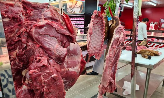Lượng thịt lợn hàng ngày bán ra thị trường vẫn rất dồi dào. Ảnh: Văn Giang