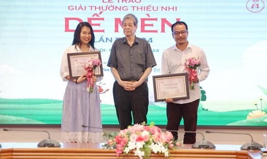 Nhà thơ, nhạc sĩ Nguyễn Thụy Kha trao tặng giải thưởng cho các tác giả. Ảnh: BTC