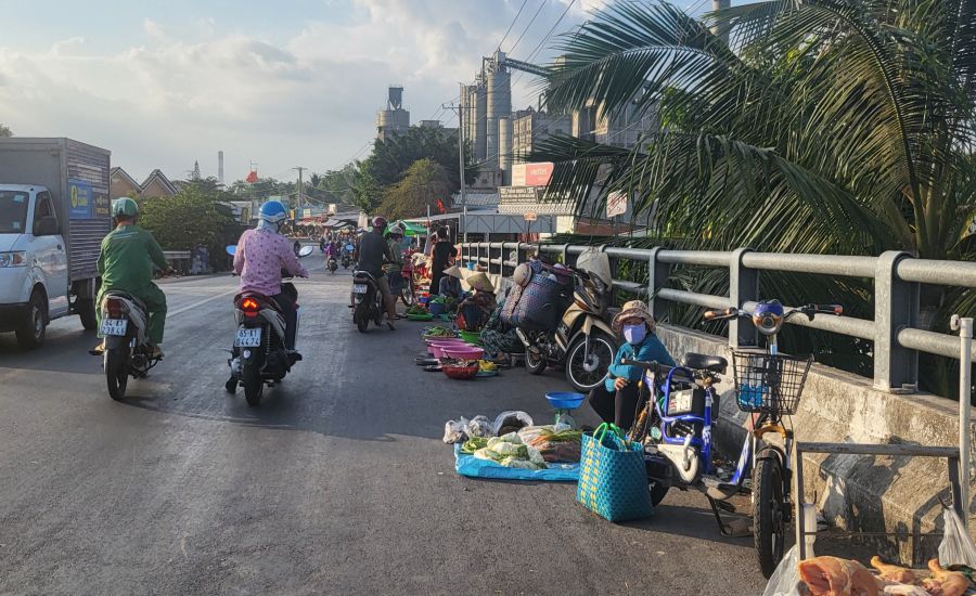 Chợ tự phát gần KCN Trà Nóc (TP Cần Thơ). Ảnh: Mỹ Ly