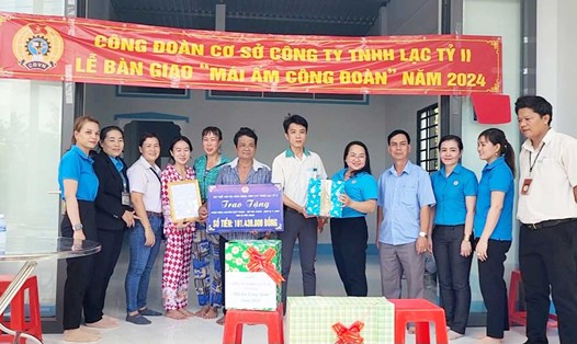 Lễ bàn giao Mái ấm Công đoàn cho đoàn viên Nguyễn Chế Phong. Ảnh: CĐCS cung cấp