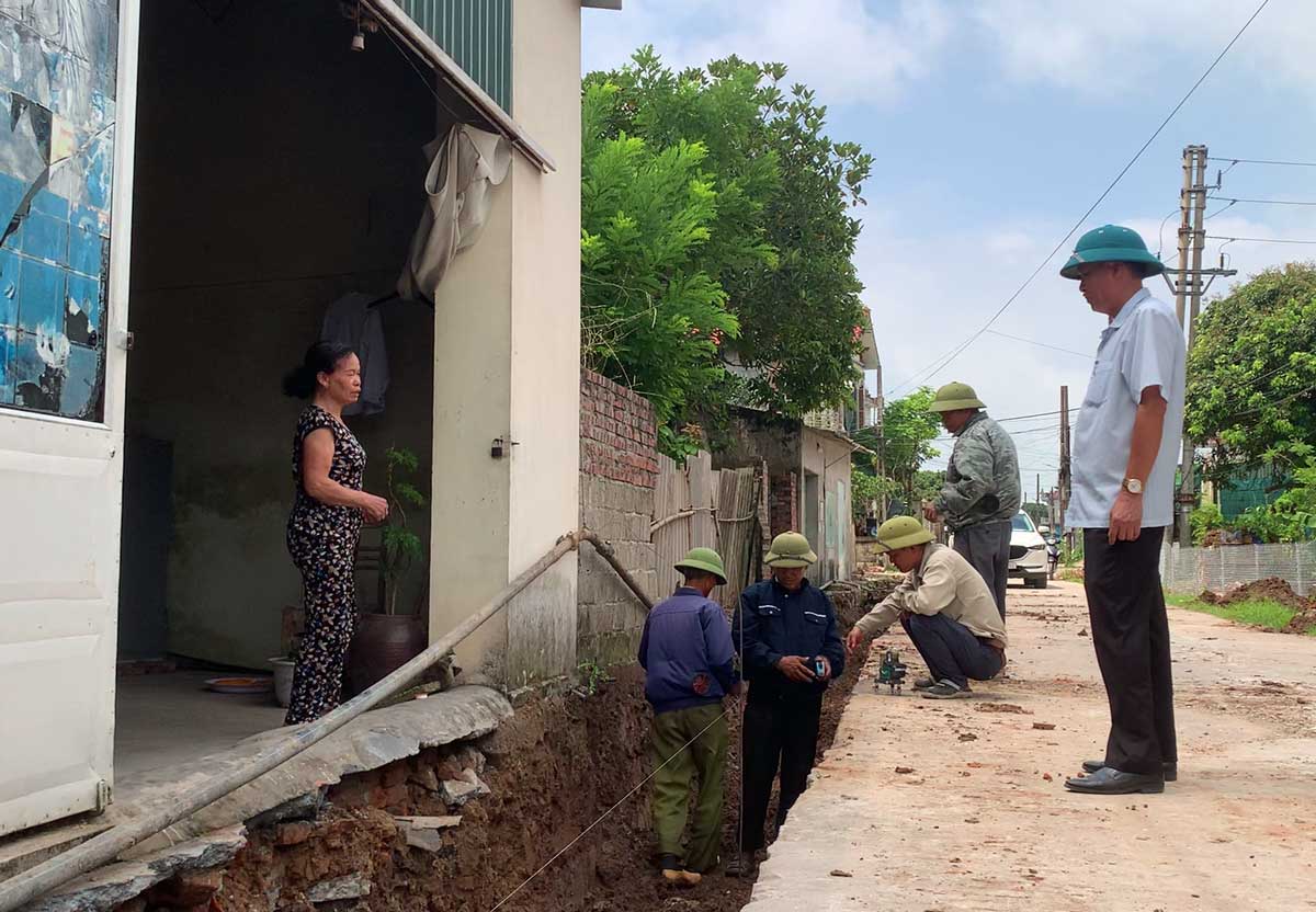 Người dân phấn khởi hiến đất làm đường xã Quỳnh Hoa (huyện Quỳnh Phụ, tỉnh Thái Bình). Ảnh: Lương Hà