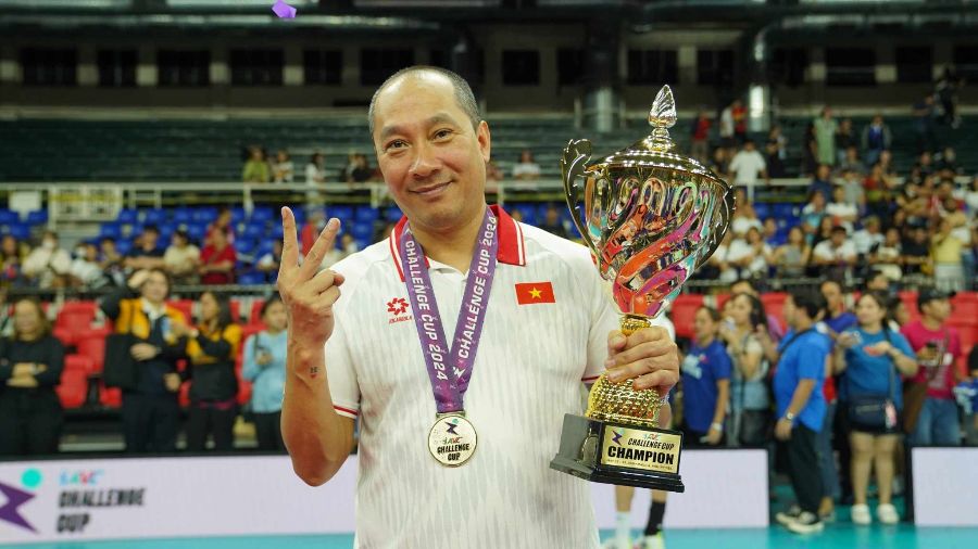 Huấn luyện viên Nguyễn Tuấn Kiệt cùng tuyển bóng chuyền nữ Việt Nam bảo vệ thành công ngôi vô địch giải AVC Challenge Cup. Ảnh: VFV
