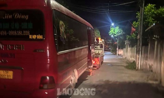 Chiếc xe đưa đón học sinh của Trường Mầm non Hồng Nhung (cơ sở 2) đã được đưa về trụ sở cơ quan điều tra trong tối cùng ngày. Ảnh: Thái Bình