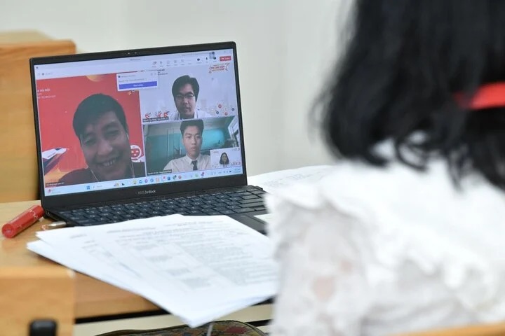 Các thí sinh trả lời phỏng vấn online để giành “vé” vào Đại học Bách khoa Hà Nội ngày 26.5. Ảnh: HUST 