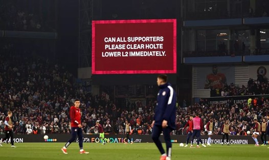 Màn hình lớn đề nghị cổ động viên sơ tán để dọn đường cho đội ngũ cấp cứu tiếp cận người bị ngừng tim ở trận đấu giữa Aston Villa và Olympiakos. Ảnh: Birmingham Live