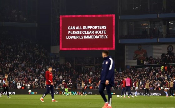 Cổ động viên Aston Villa bị ngừng tim ở bán kết Conference League
