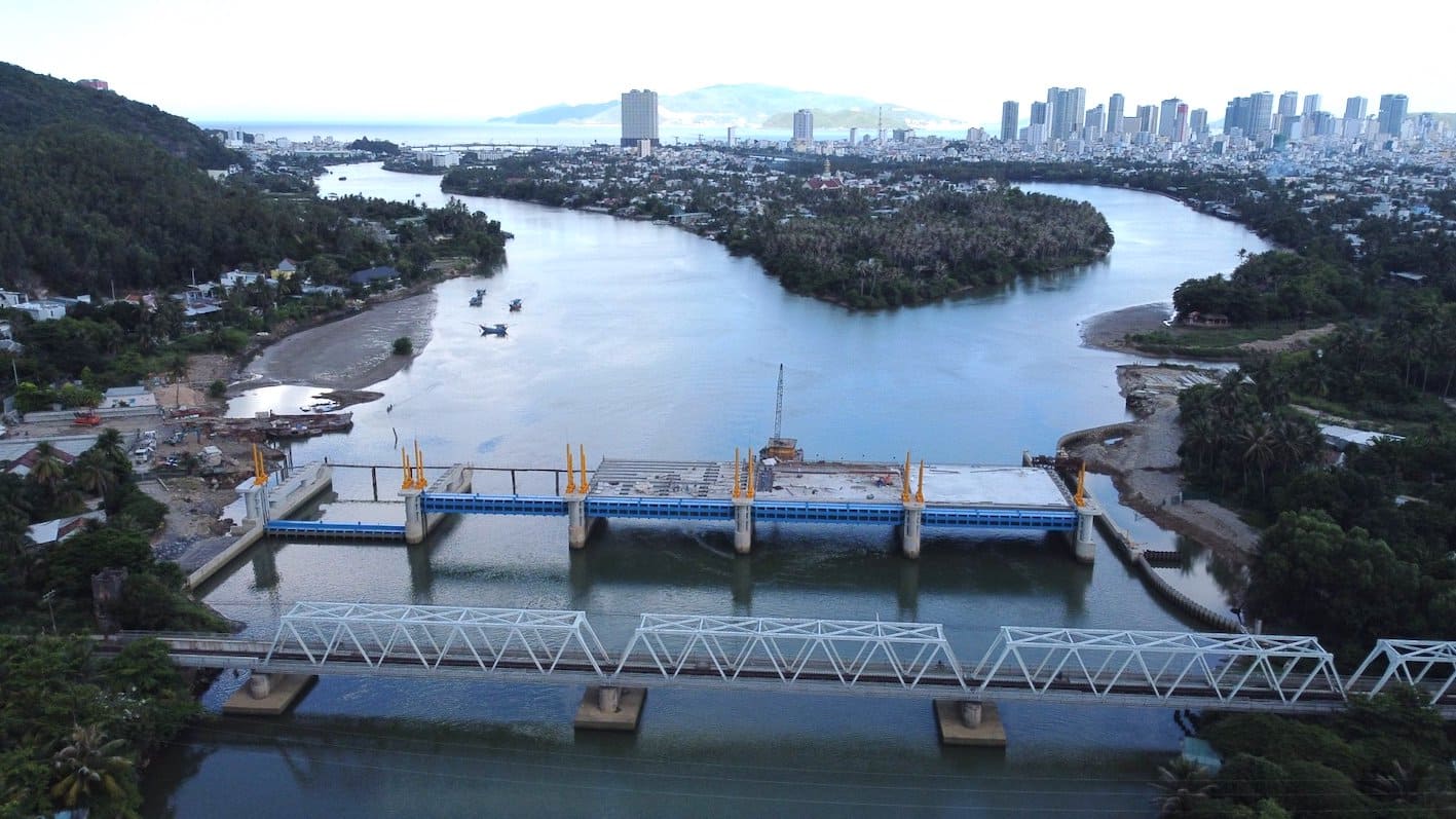 Dự án Đập ngăn mặn Nha Trang triển khai thi công từ năm 2020 đến nay chưa hoàn thành. Ảnh: Hữu Long