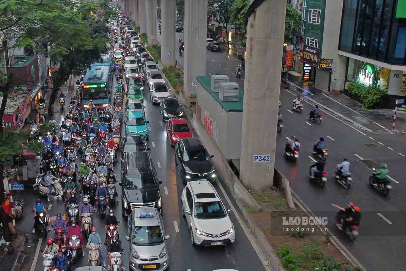 Đường Cầu Giấy xảy ra ùn tắc kéo dài suốt cả trục đường vào giờ cao điểm sáng nay. Ảnh: Thế Kỷ