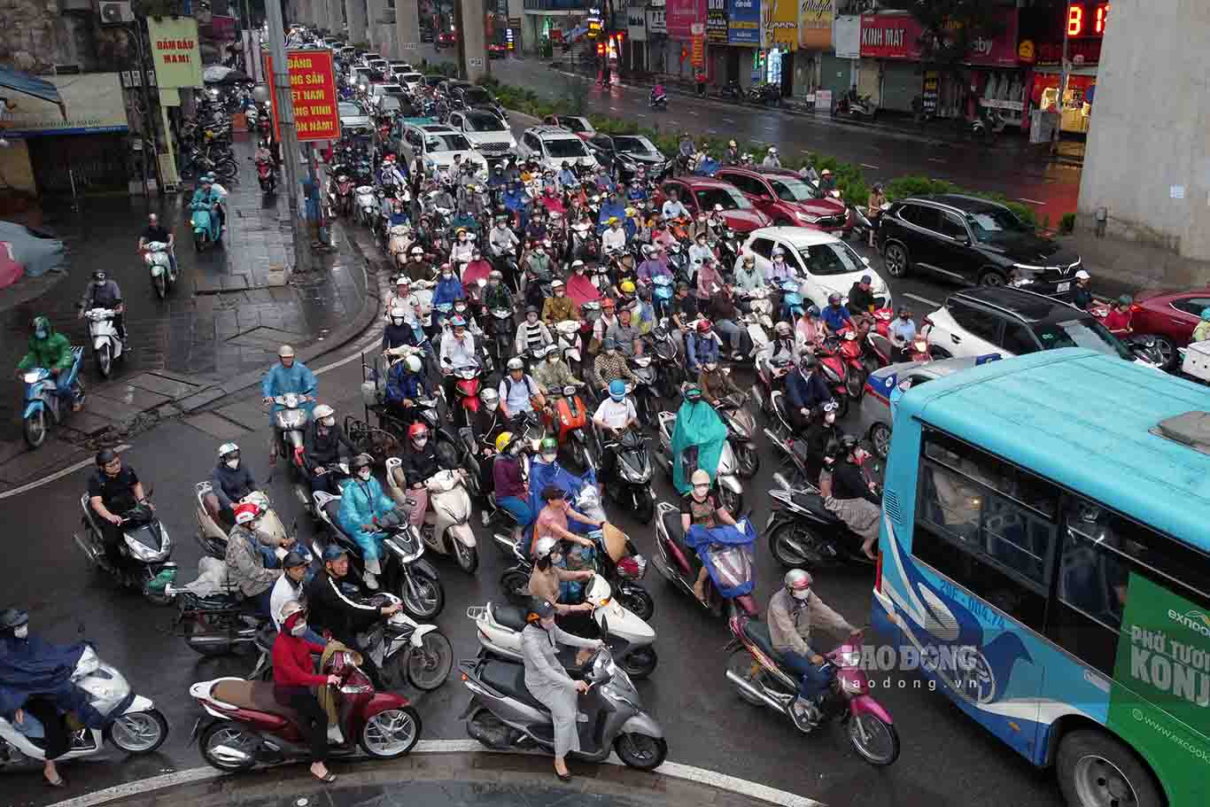 Xung đột xảy ra tại các nút giao. Hình ảnh ghi nhận tại nút giao Nguyễn Khang - Cầu Giấy lúc hơn 8h30 sáng nay. Ảnh: Thế Kỷ