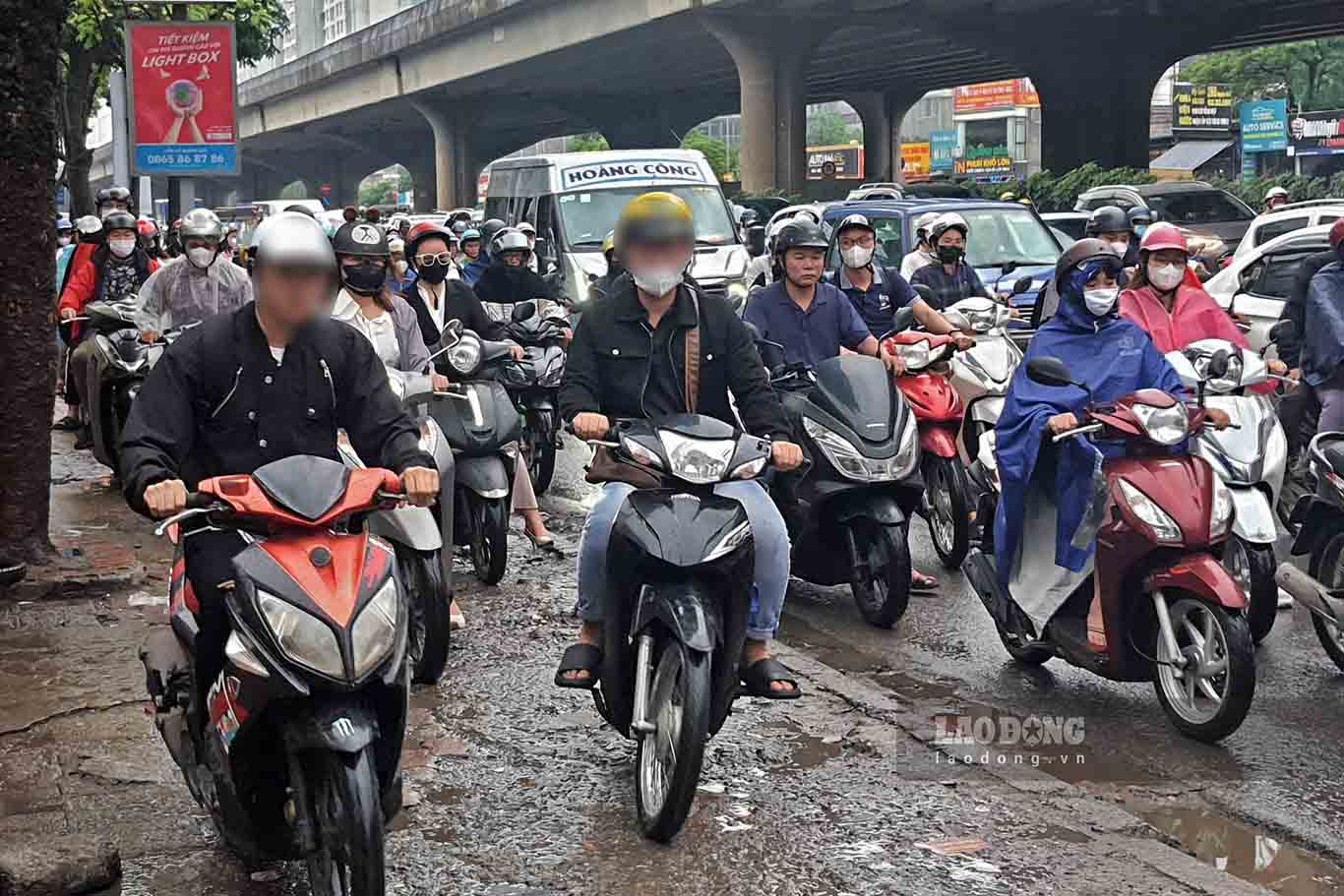 Loạt phương tiện lao lên vỉa hè đường Nguyễn Xiển để thoát ùn tắc, tuy nhiên việc này ảnh hưởng đến người đi bộ. Ảnh: Công Hòa