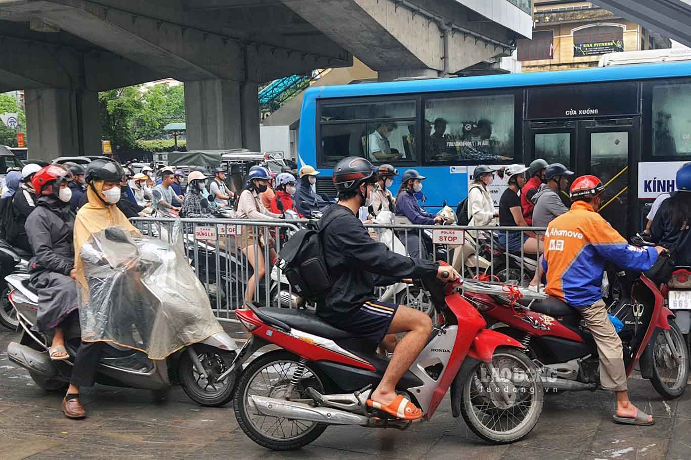 “Biết hôm nay mưa kiểu gì cũng tắc nên tôi đã ra đường lên cơ quan sớm hơn mọi ngày một tiếng. Tuy nhiên đến đoạn Nguyễn Trãi lúc 7h đã thấy tắc cứng, dò dẫm mãi mới tới được Ngã Tư Sở thì tiếp tục tắc ở Trường Chinh. Xác định hôm nay muộn làm rồi.“, chị Phương (Hà Đông, Hà Nội) chia sẻ. Ảnh: Công Hòa