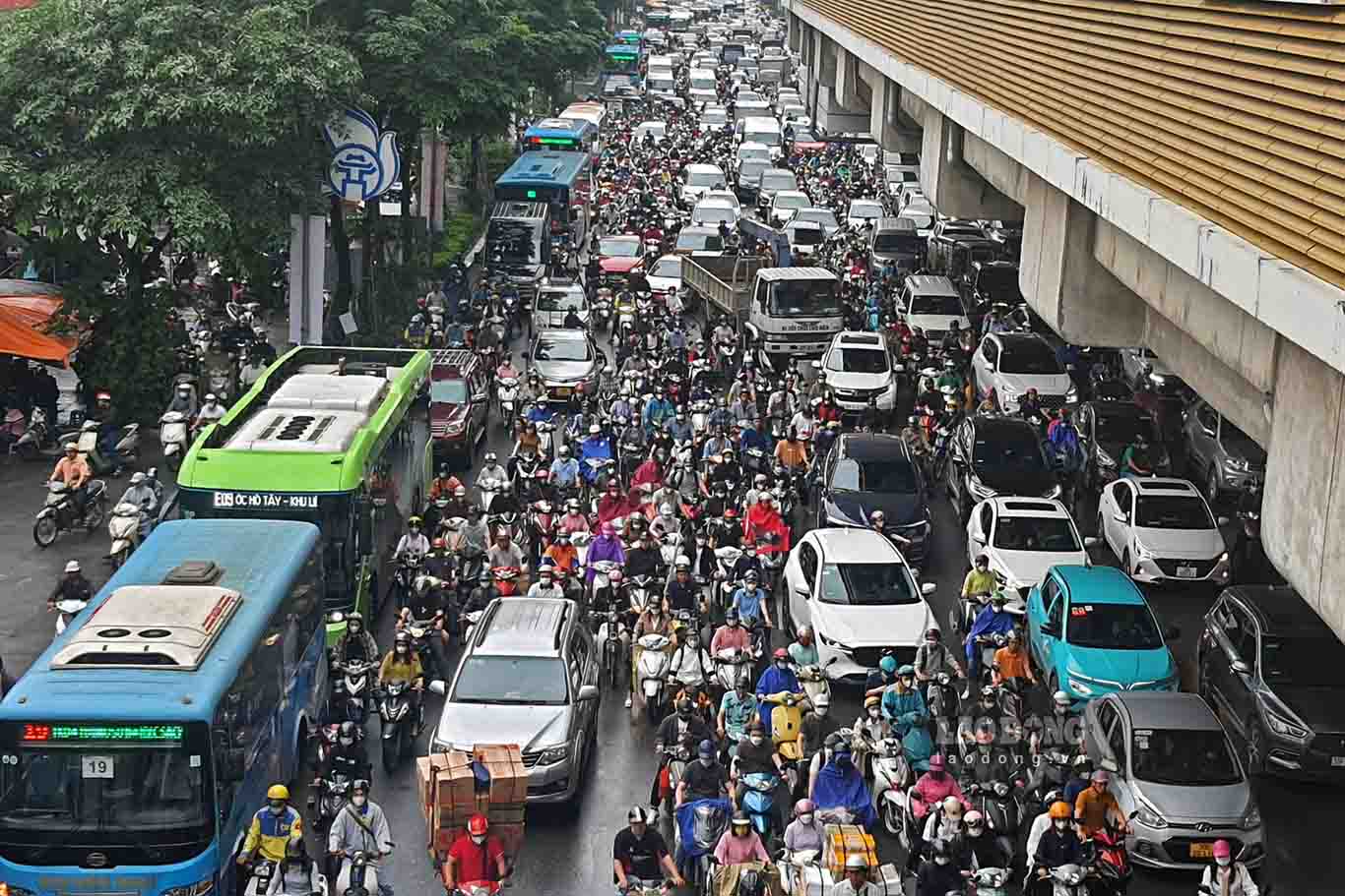 Đường Nguyễn Trãi nhiều thời điểm như “tê liệt” do lượng phương tiện quá lớn. Ảnh: Công Hòa