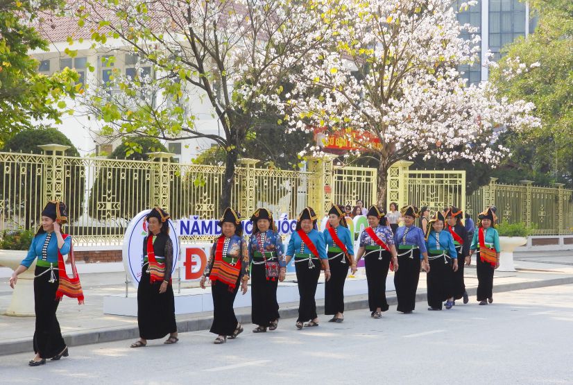 Đồng bào các dân tộc Điện Biên đi dạo trên đường phố Võ Nguyên Giáp - con phố sầm uất nhất mang tên vị Đại tướng gắn với những chiến công làm nên Chiến thắng Điện Biên Phủ 70 năm trước.