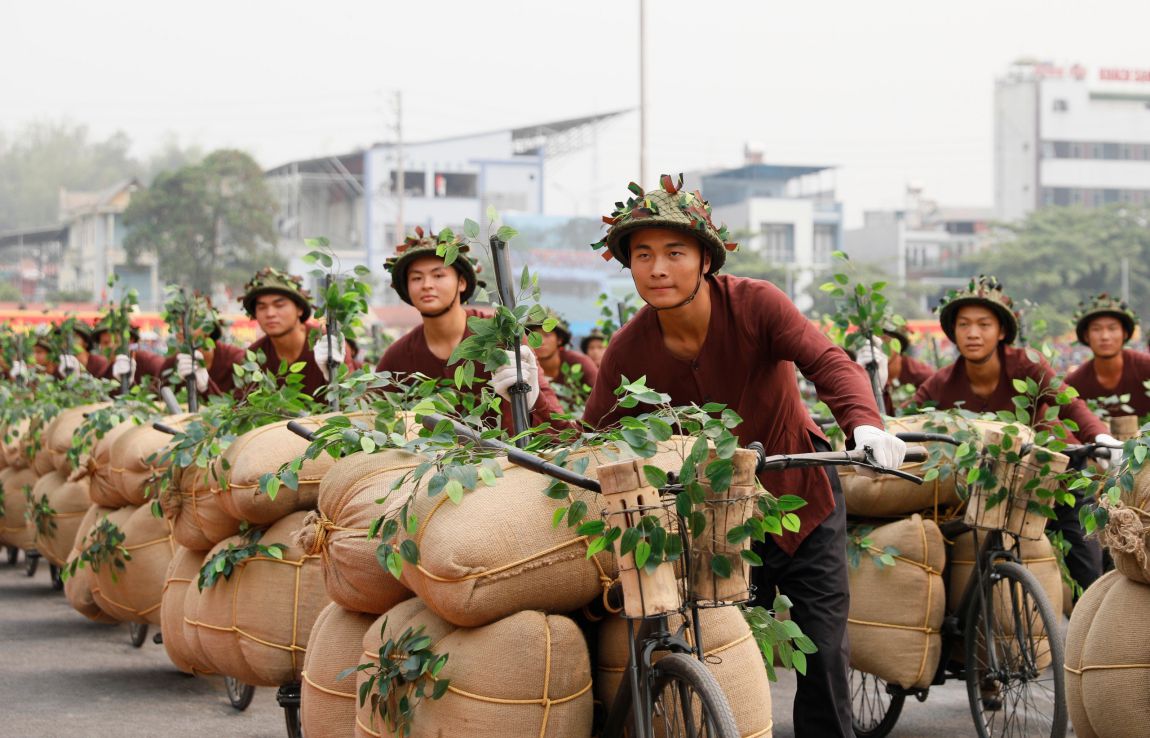 Các lực lượng diễu binh, diễu hành luyện tập chuẩn bị cho Lễ Kỷ niệm 70 năm Chiến thắng Điện Biên Phủ.