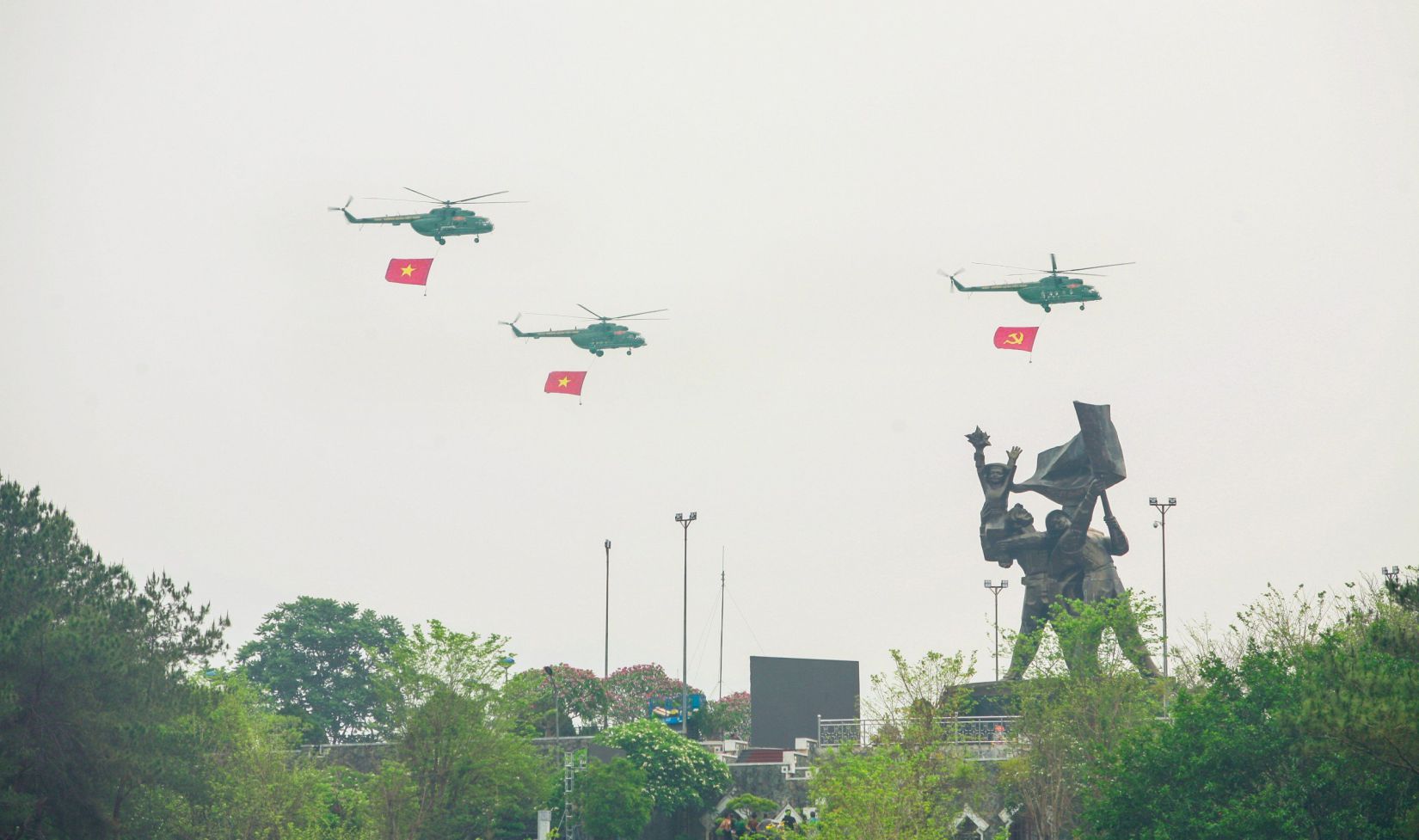 Đội hình trực thăng của Không quân Việt Nam bay qua Tượng đài Chiến thắng Điện Biên Phủ trong buổi hợp luyện chuẩn bị cho lễ kỷ niệm 70 năm Chiến thắng Điện Biên Phủ.
