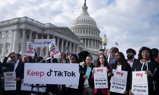 Người dân Mỹ biểu tình đòi giữ TikTok. Ảnh: AFP