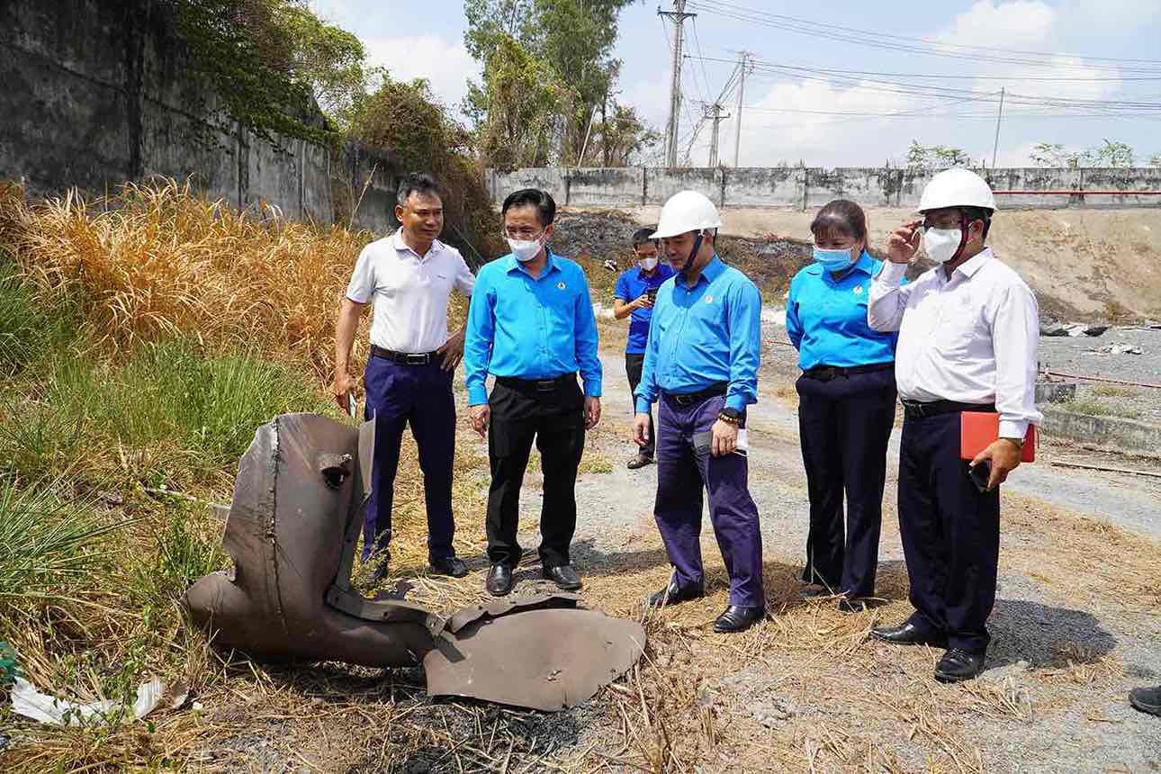 Đoàn công tác của Viện Khoa học An toàn và Vệ sinh lao động khảo sát tại hiện trường vụ nổ nồi hơi xảy ra tại Công ty TNHH Sản xuất và Thương mại Gỗ Bình Minh (tỉnh Đồng Nai). Ảnh: H.A.C
