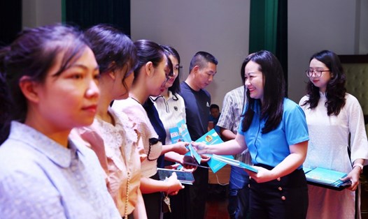 Bà Lê Thị Kim Huệ -  Chủ tịch Liên đoàn Lao động quận Đống Đa trao trợ cấp cho người lao động - một hoạt động tiêu biểu thể hiện vai trò của tổ chức Công đoàn Việt Nam. Ảnh: CĐCS