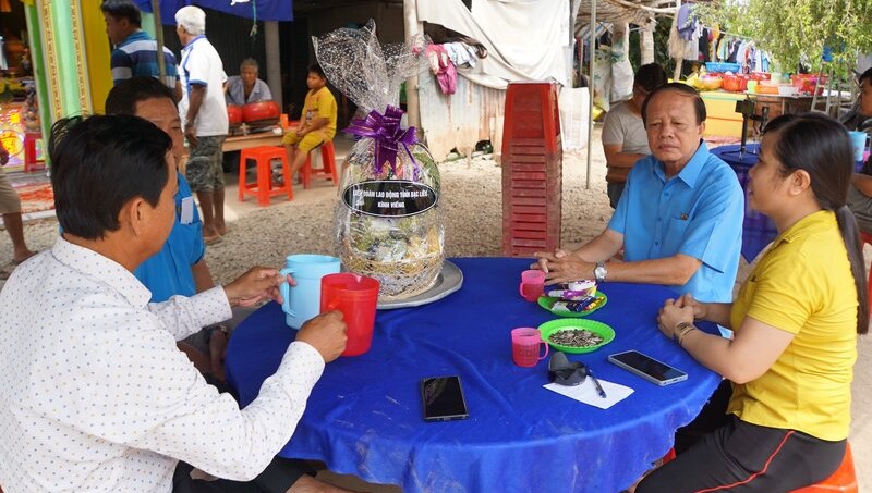 Đoàn công tác của LĐLĐ do Chủ tịch LĐLĐ tỉnh Bạc Liêu Nguyễn Văn Khánh đến động viên gia đình vượt qua nỗi đau, ổn định cuộc sống. Ảnh: Nhật Hồ