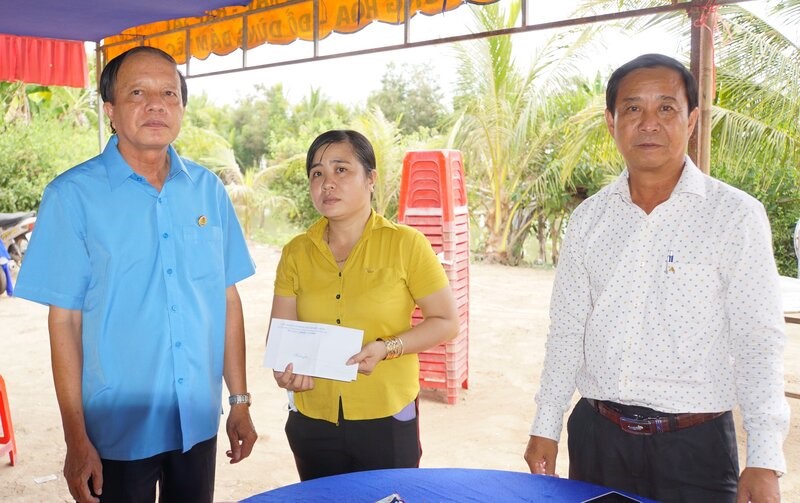 Chủ tịch LĐLĐ tỉnh Bạc Liêu Nguyễn Văn Khanh trao quà động viên gia đình vượt qua nỗi đau. Ảnh: Nhật Hồ