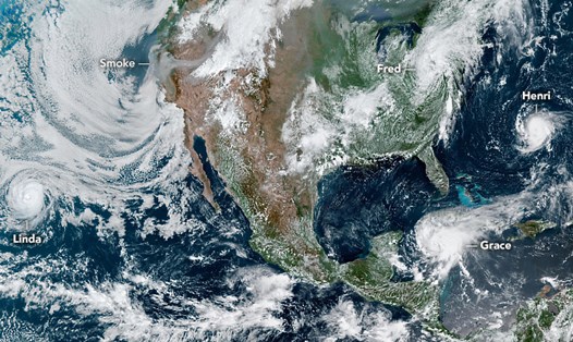 4 cơn bão đồng thời phát triển ở Thái Bình Dương và Đại Tây Dương trong mùa bão năm 2021. Ảnh: NASA