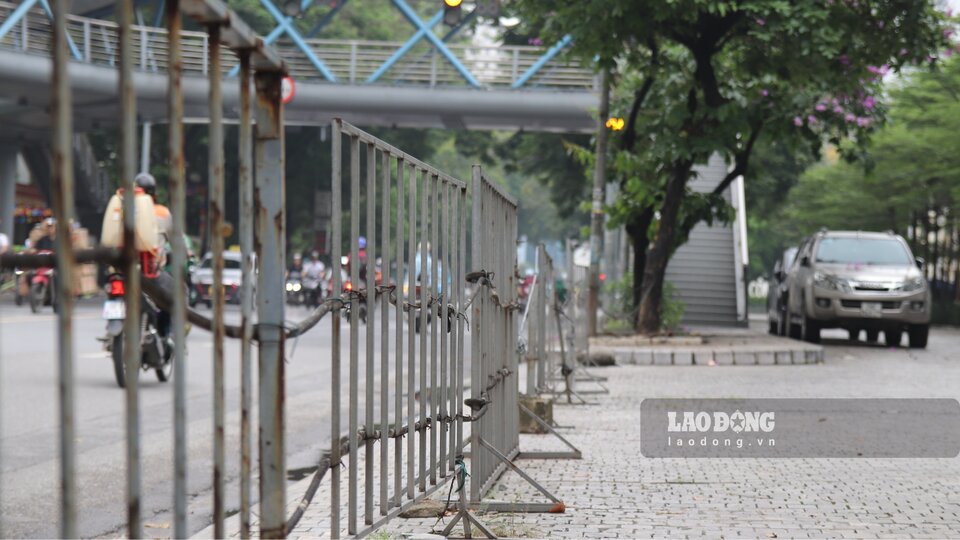 Tại vỉa hè đường Hoàng Minh Giám (đoạn trước công viên Thanh Xuân) dù lối đi trên vỉa hè được chặn lại bằng hàng rào sắt nhưng trên vỉa hè vẫn có tình trạng các ô tô xếp hàng dừng đỗ.