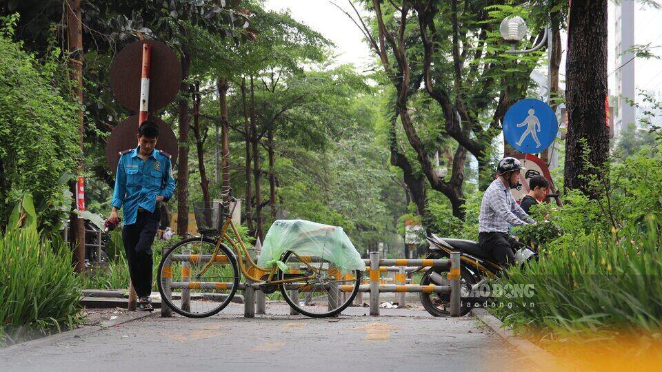 Một đoạn vỉa hè trên đường Huỳnh Thúc Kháng, xe đạp của người dân để chắn ngang lối đi của người đi bộ.
