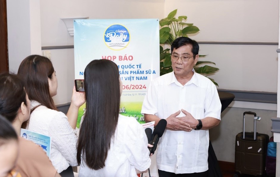 Ông Trần Quang Trung - Chủ tịch Hiệp hội Sữa Việt Nam chia sẻ với báo chí về những điểm mới trong triển lãm. Ảnh: