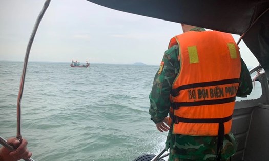 Lực lượng chức năng đang tích cực tìm kiếm 2 ngư dân bị mất tích. Ảnh: Hải Đăng.