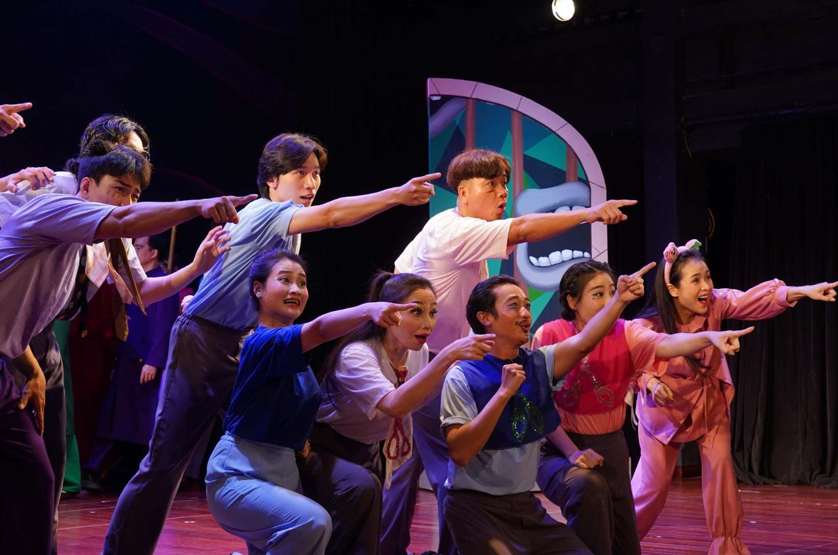 Những màn nhảy múa, trình diễn rộn ràng trên sân khấu mang đến trải nghiệm thú vị cho các bạn nhỏ. Ảnh: Nhà hát Kịch Việt Nam