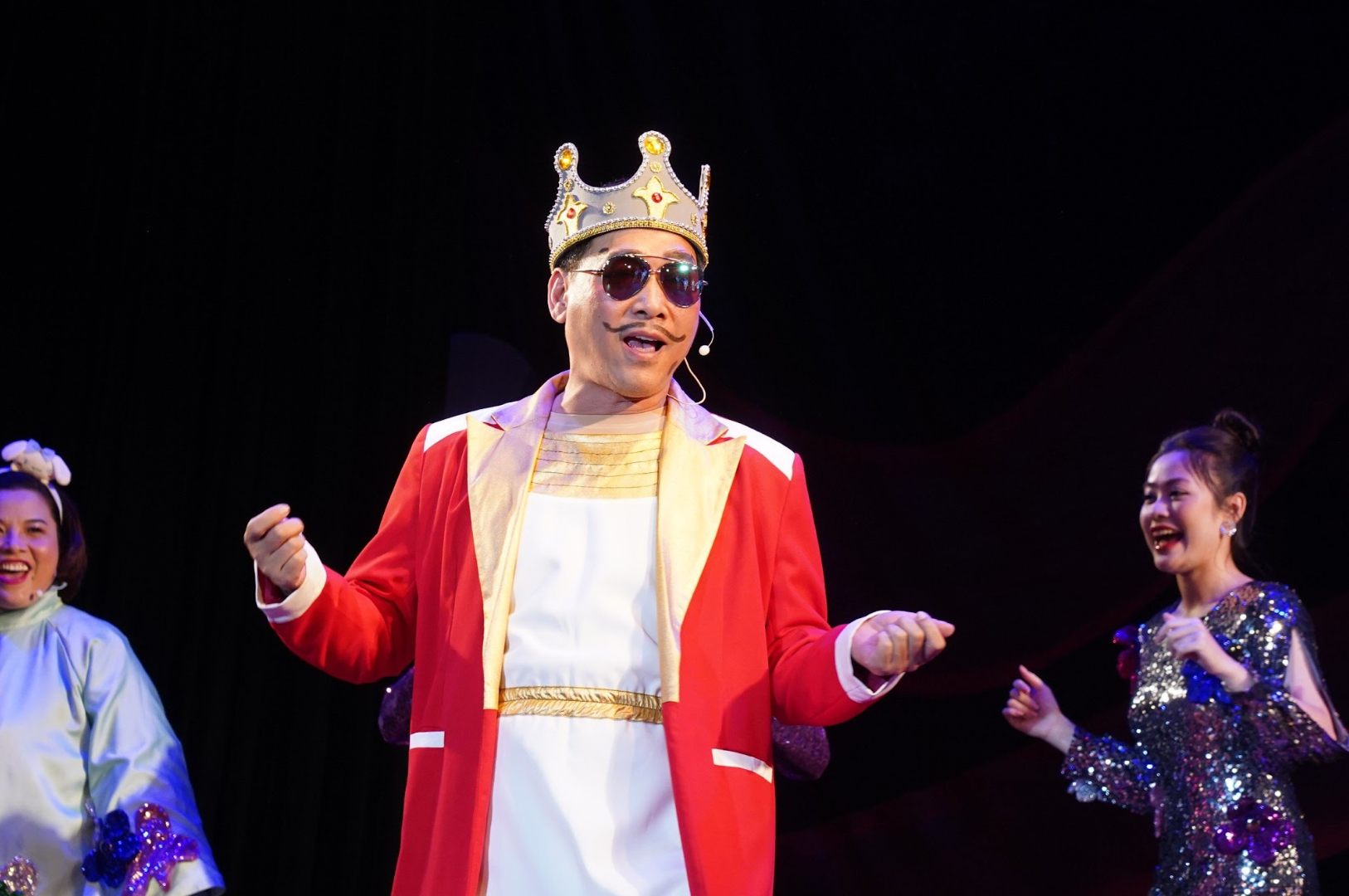 NSƯT Kiều Minh Hiếu trong vai vị hoàng đế của vương quốc vô danh. Ảnh: Nhà hát Kịch Việt Nam