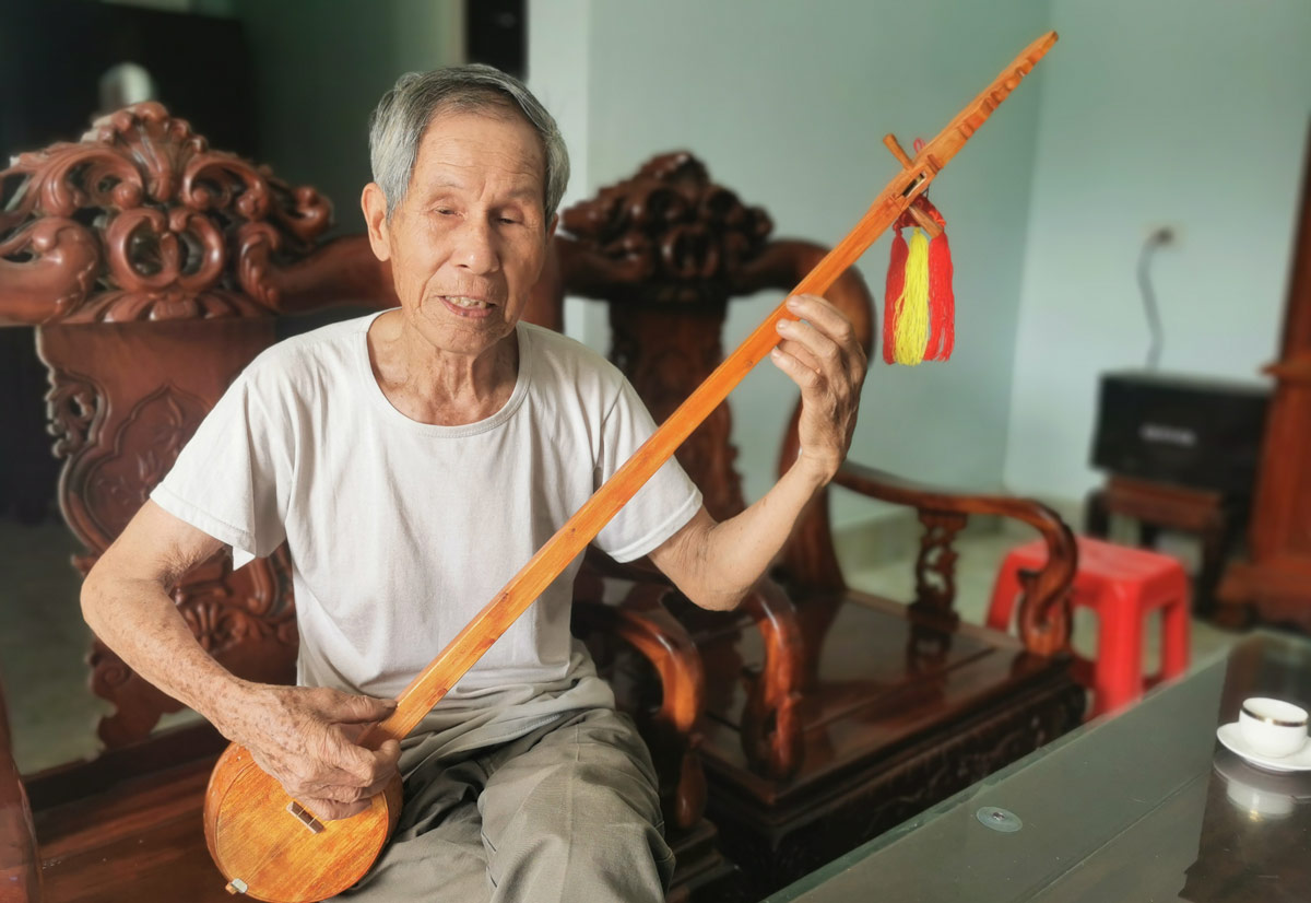 Nghệ nhân dân gian Lương Thiêm Phú - khu Chang Nà, thị trấn Bình Liêu, huyện Bình Liêu sáng tác hơn 100 bài hát Then về Quảng Ninh. Ảnh: Đoàn Hưng