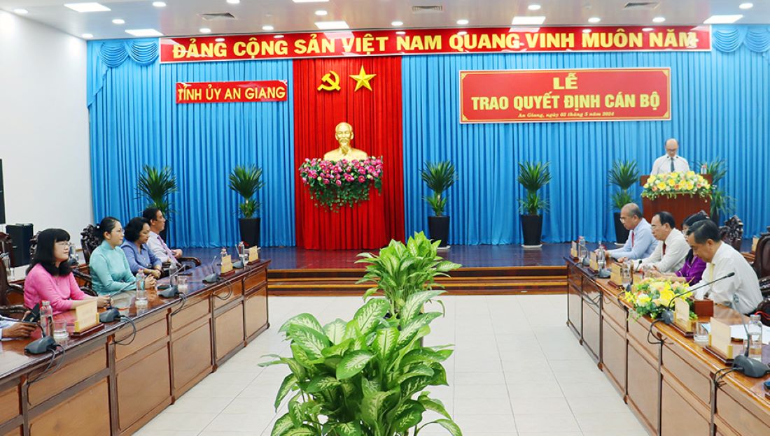 Quang cảnh buổi trao quyết định điều động, chỉ đinh, bổ nhiệm nhân sự thuộc diện Ban Thường vụ Tỉnh ủy quản lý tại Văn phòng Tỉnh ủy An Giang. Ảnh: Báo An Giang